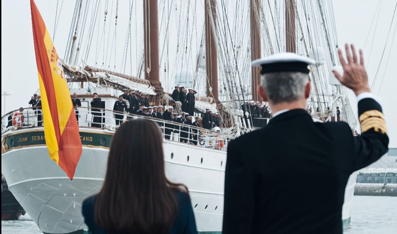 Sus Majestades los Reyes de España despidiendo al Buque Escuela "Juan Sebastián de Elcano"