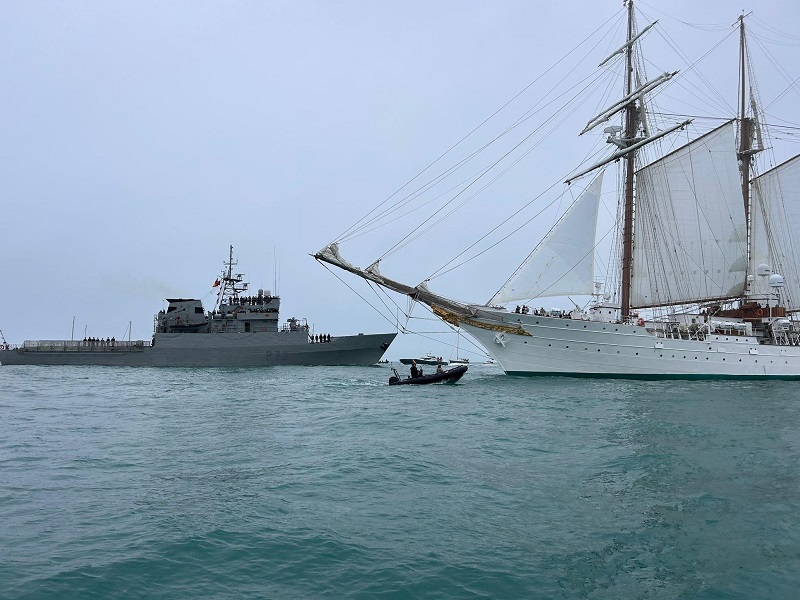 Patrullero "Vigía" y Buque Escuela "Juan Sebastián de Elcano"