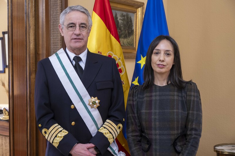 Foto del AJEMA con la condecoración junto a la Directora General de la Guardia Civil