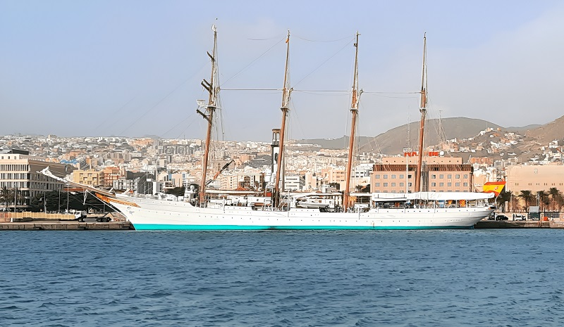 El Juan Sebastián de Elcano atracado en el puerto de Santa Cruz de Tenerife