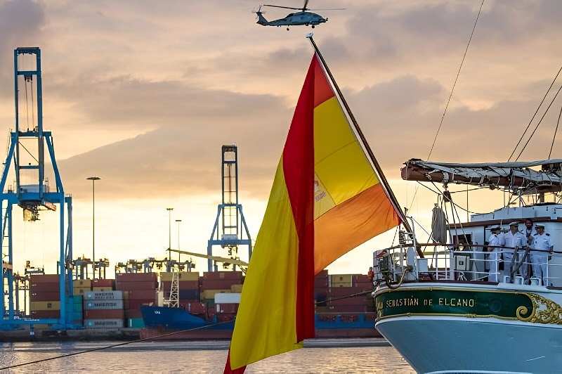 El Juan Sebastián de Elcano atracado en el Arsenal de Las Palmas