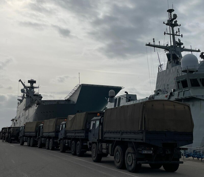 Vehículos de Infantería de Marina embarcando en el 'Juan Carlos I'