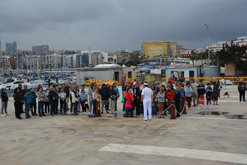 El Almirante de Acción Marítima junto a los familiares y amigos que despiden a los miembros de la dotación del BAM "Relámpago"