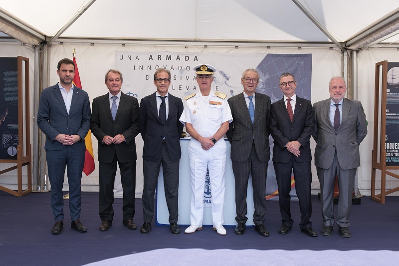 El AJEMA en el stand de la Armada del Salón Náutico de Barcelona, junto con diversas autoridades