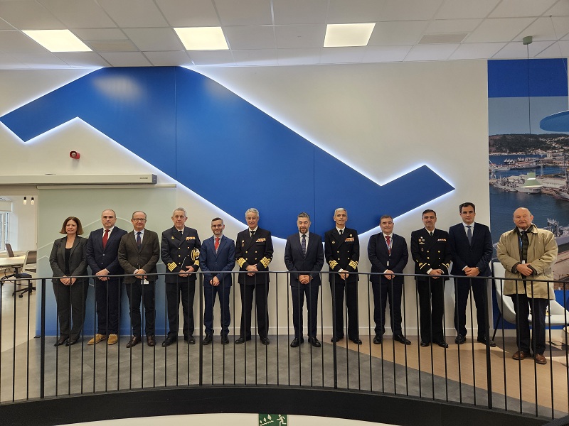 Foto de familia durante la visita del AJEMA a Navantia