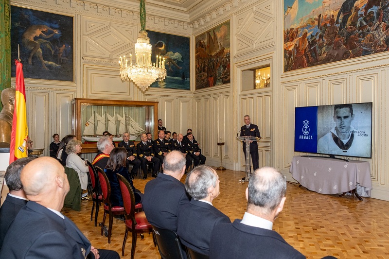 Ferran Adrià recibe una condecoración de manos del Almirante Jefe de Estado Mayor de la Armada