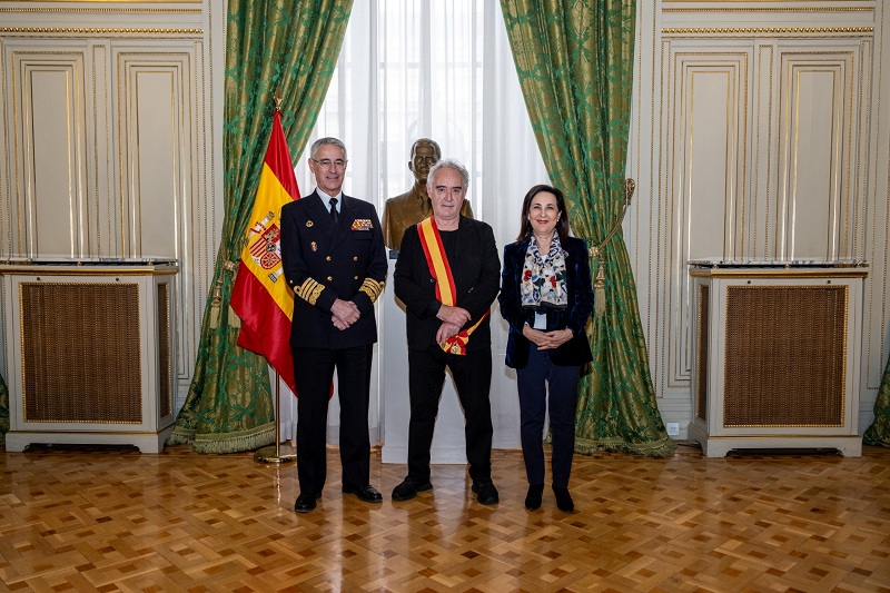 Ferran Adrià recibe una condecoración de manos del Almirante Jefe de Estado Mayor de la Armada