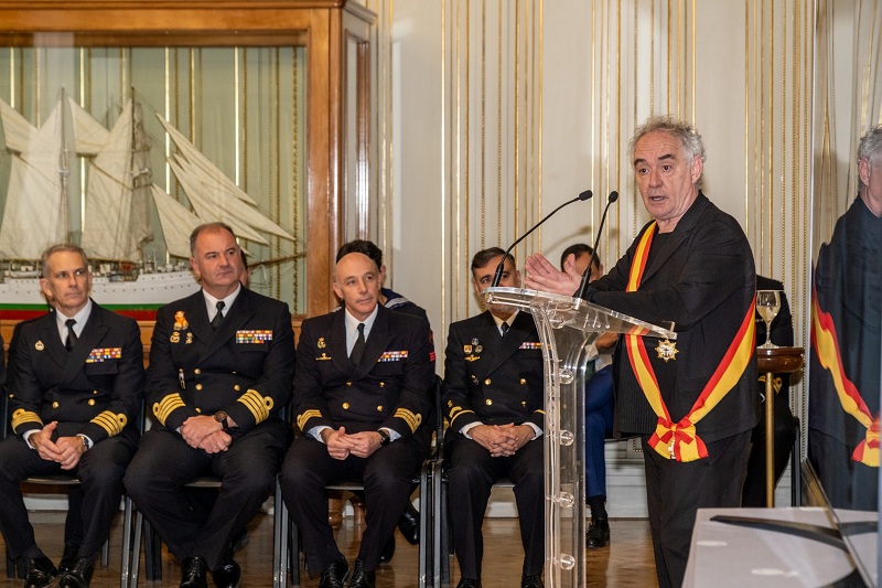 Ferran Adrià recibe una condecoración de manos del Almirante Jefe de Estado Mayor de la Armada