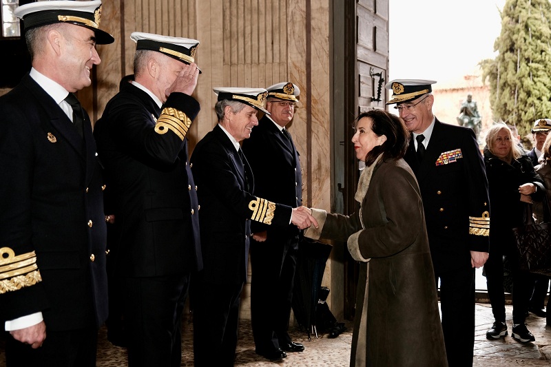 La ministra de Defensa, acompañada por el AJEMA, a su llegada al Acto