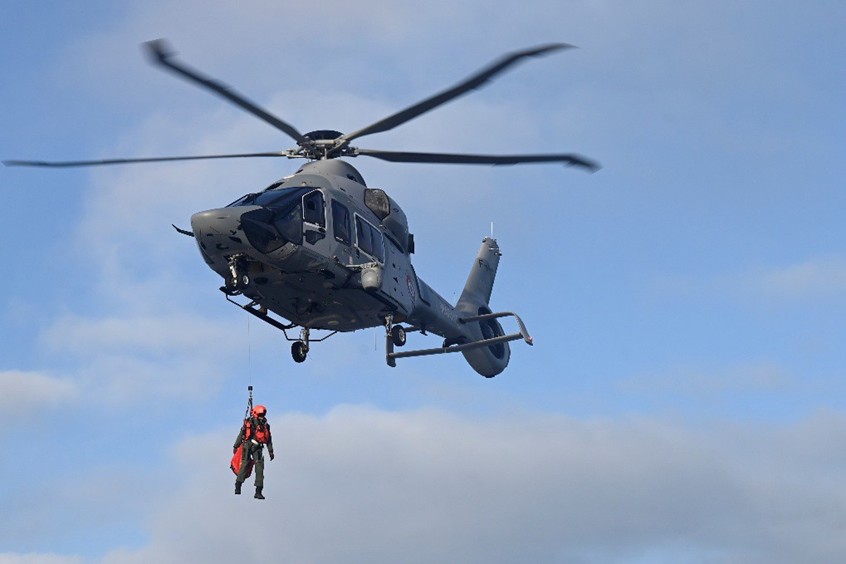 VERTREP drills by a French helicopter over the LPD ‘Castilla’.