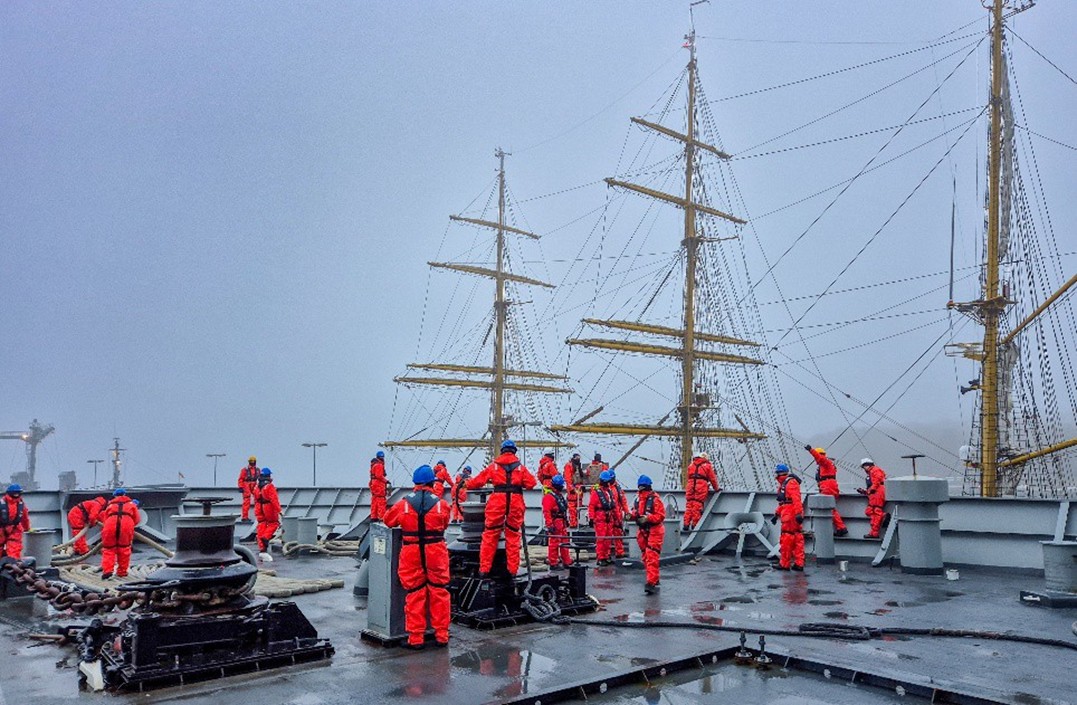 'Castilla' personnel during berthing operations in Kiel.