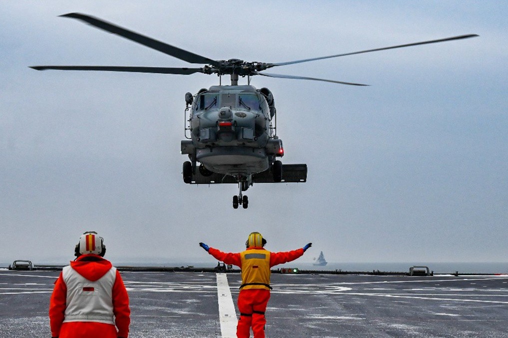 SH-60 R tomando en el ‘Castilla’ con la fragata turca ‘Istambul’ al fondo