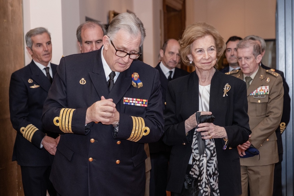 Su Majestad la Reina Doña Sofía durante su visita a la exposición "La bandera que vino de la mar" en el Museo Naval de Madrid.