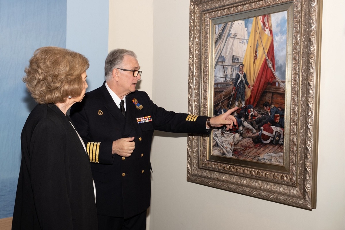 Su Majestad la Reina Doña Sofía durante su visita a la exposición "La bandera que vino de la mar" en el Museo Naval de Madrid.