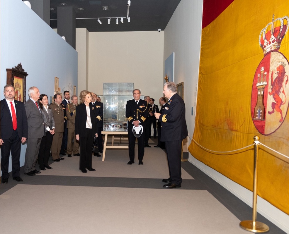 Su Majestad la Reina Doña Sofía durante su visita a la exposición "La bandera que vino de la mar" en el Museo Naval de Madrid.