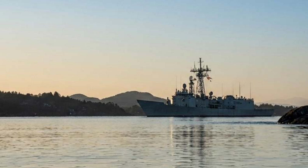 La fragata 'Santa María' navegando entre los fiordos noruegos en su entrada al puerto de Bergen