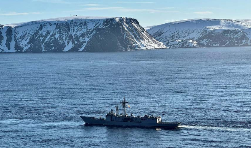 La fragata ‘Santa María’ navegando frente a los acantilados de Cabo Norte.