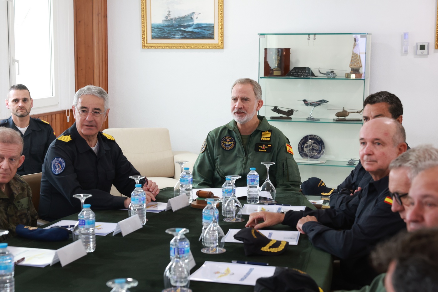 Su Majestad el Rey en la cámara del Comandante de la Flotilla de Aeronaves durante la exposición del presente y el futuro de la FLOAN
