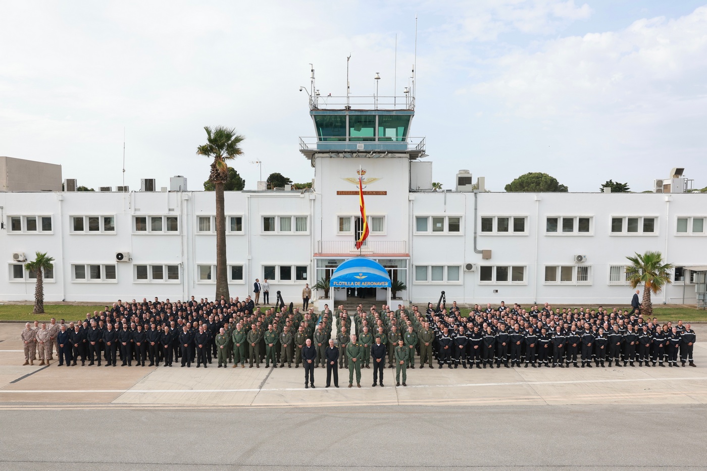 Fotografía de grupo de Su Majestad el Rey junto a las autoridades y el personal de la Flotilla de Aeronaves