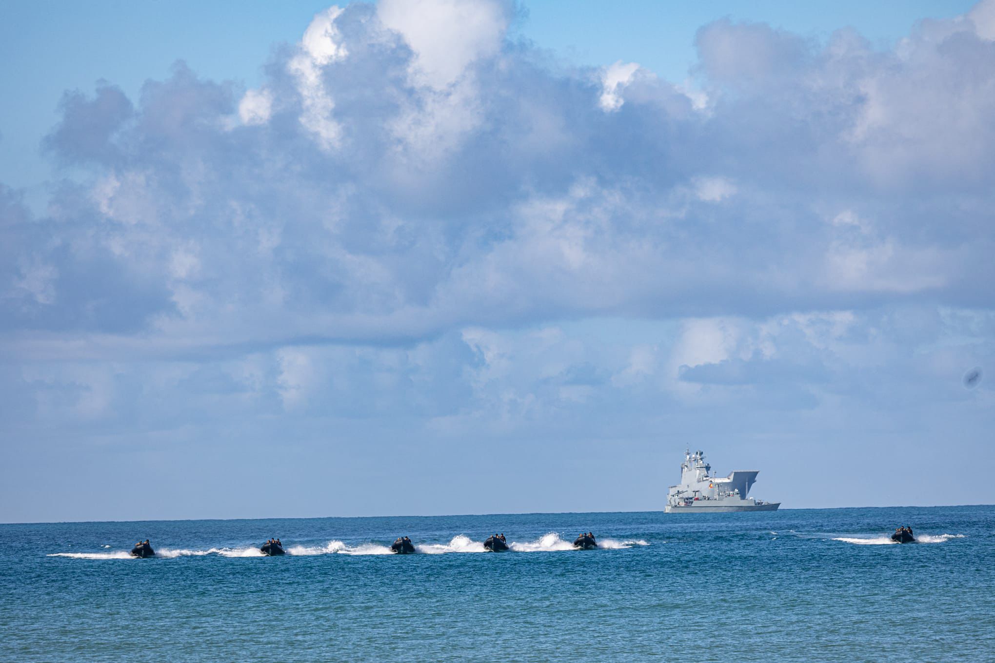 Embarcaciones aproximándose a costa desde el buque Juan Carlos I