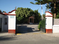 Entrada al complejo del Centro Deportivo y Sociocultural de Oficiales de San Fernando.