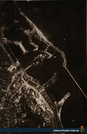 Bombardeos 1936-1939 de puertos republicanos.Vista aérea de Barcelona