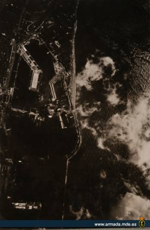 Bombardeos 1936-1939 de puertos republicanos.Vista aérea de Barcelona